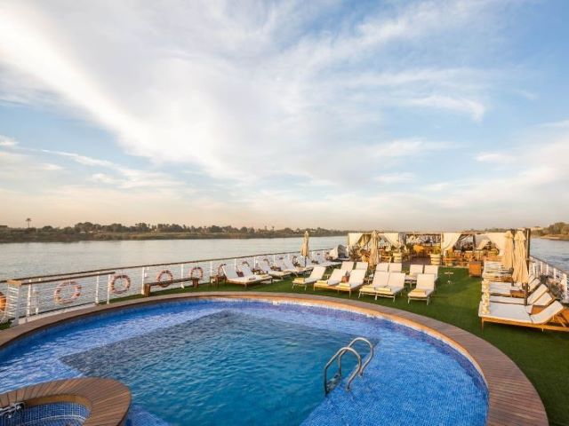 MS Farah Luxus Nilkreuzfahrt Pool und Sonnendeck